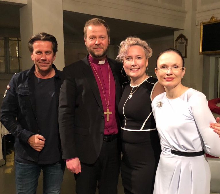 Anne Birgitta Pessi, Mikko Kuustonen ja Jippu jakavat piispalle kokemuksiaan myötätunnosta