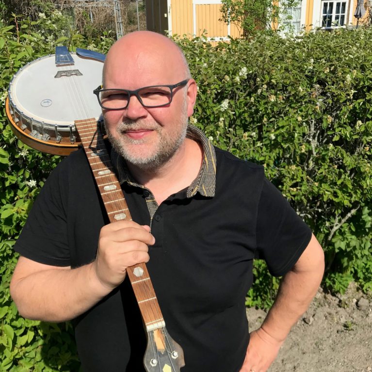 Fiilistele Kesämies Mikael kylässä -aamulähetyksiä uusintana – podcastit löytävät täältä