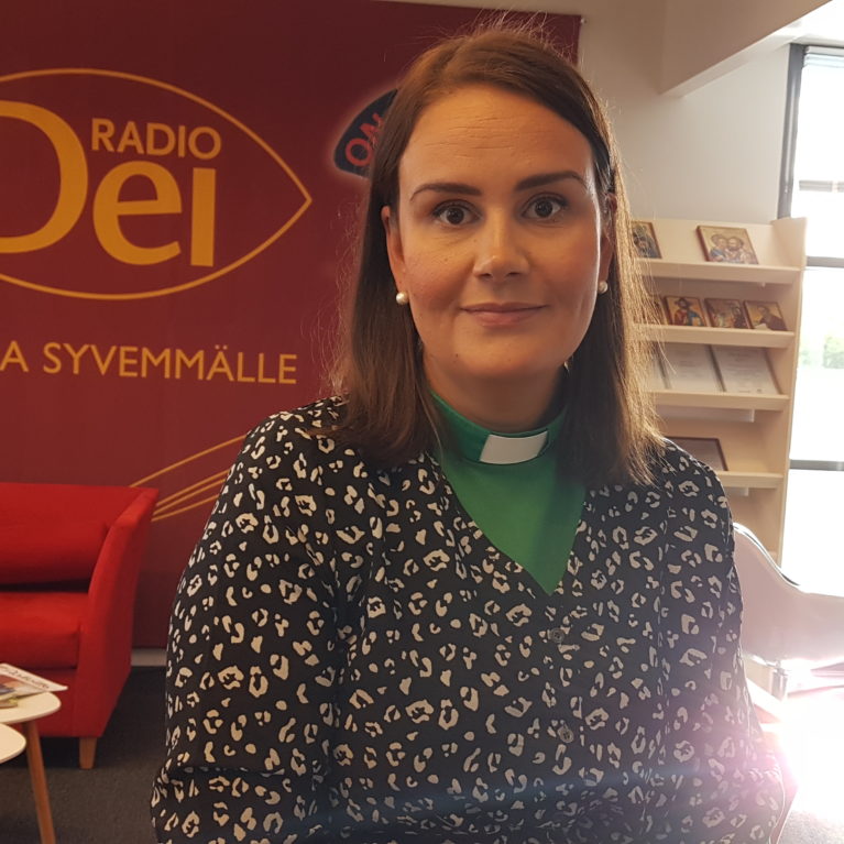 KUUNTELE: Kuinka syrjäytymistä estetään digimaailmassa? Aamuvieraana diakoni Veera Wallenius.