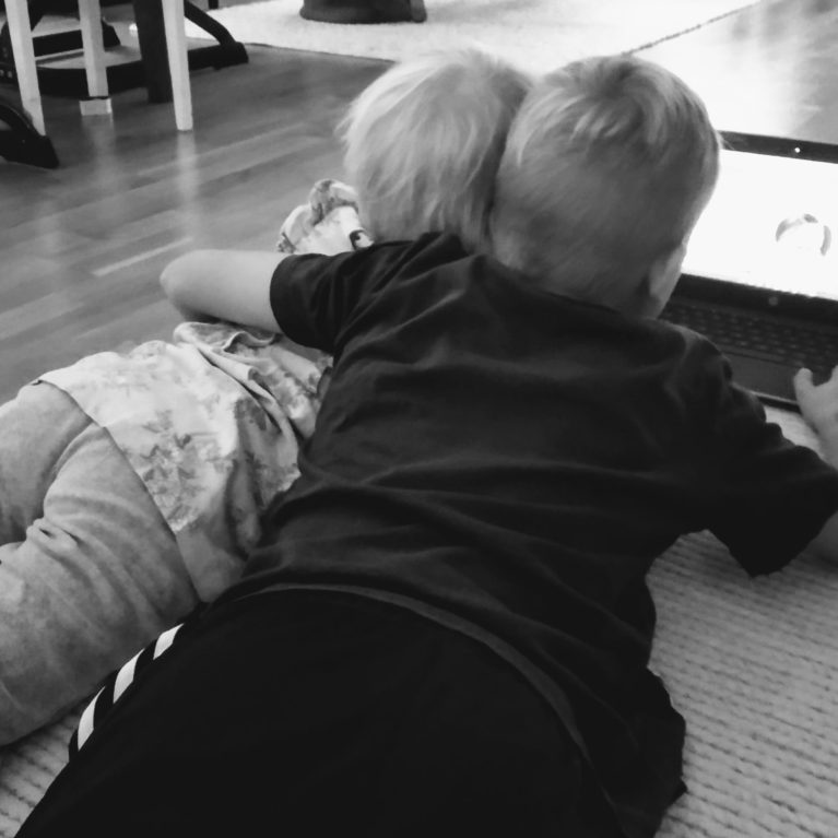 KUUNTELE: ”Suomessa lapset saavat poikkeuksellisen aikaisin kännykän”