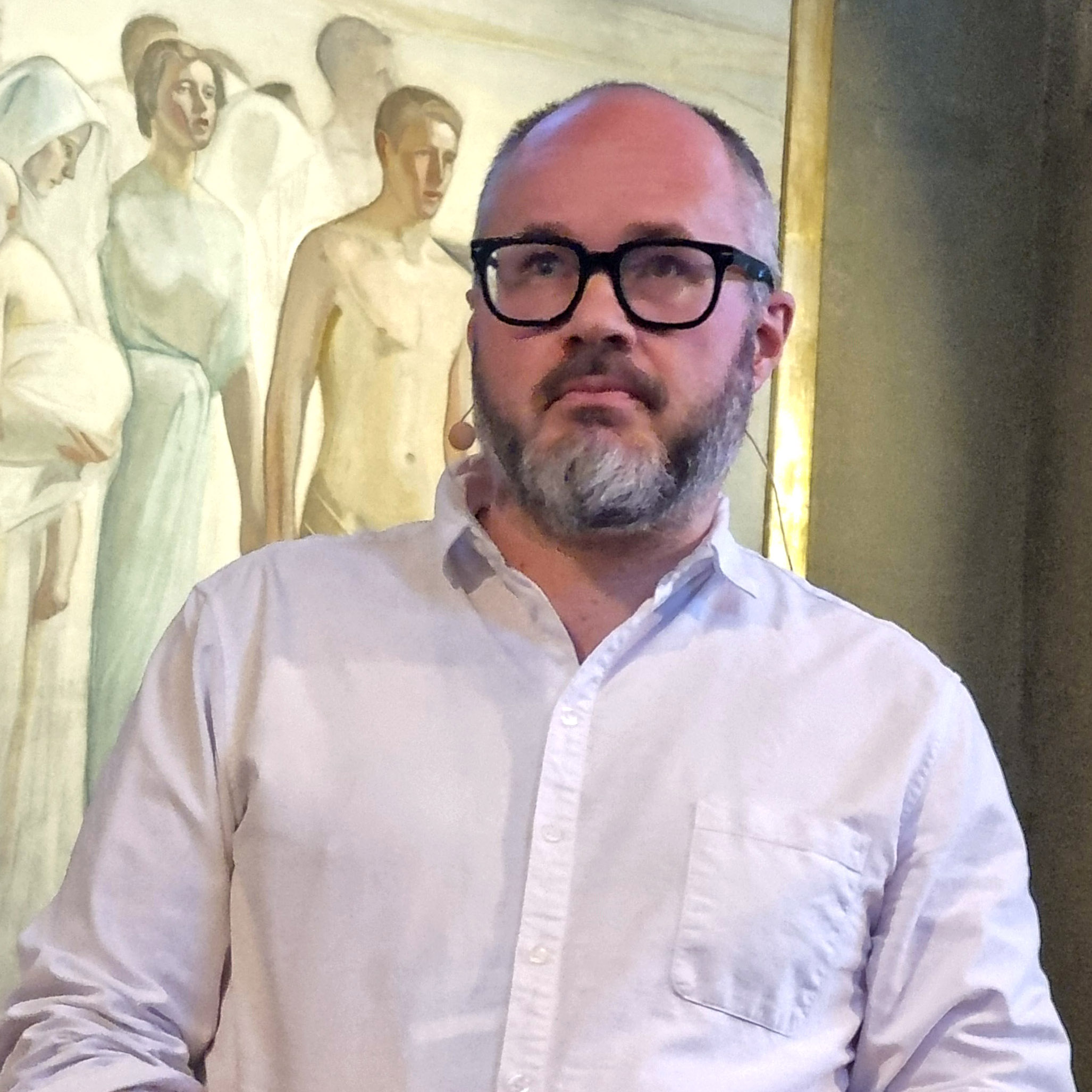 Tuomas Enbuske alttaritaulun edessä.