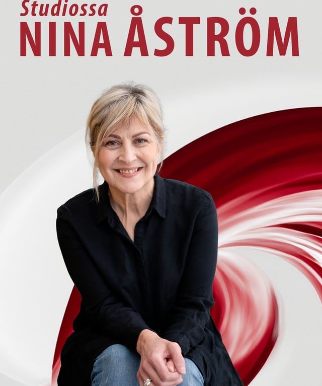 Studiossa Nina Åström